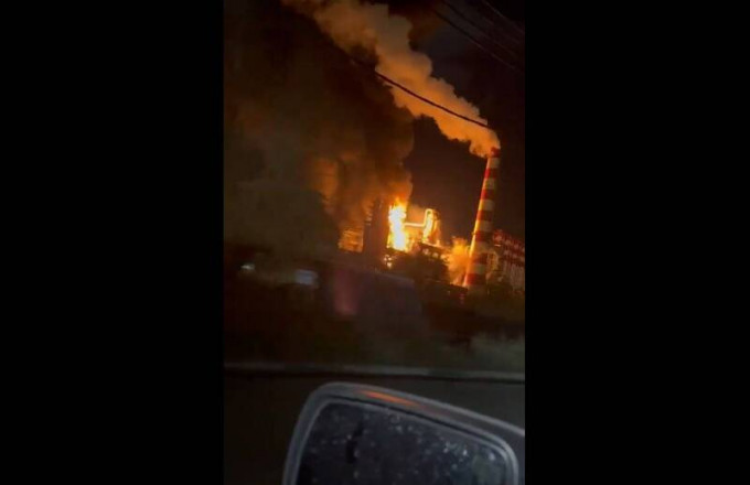 俄羅斯南部城鎮圖阿普謝一座大型煉油廠發生大火。路透社
