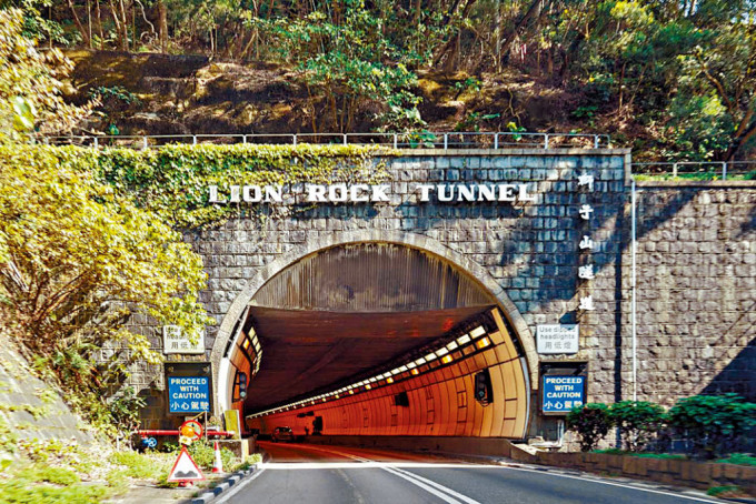 狮子山隧道启用多年，未能应付日益繁忙的交通。