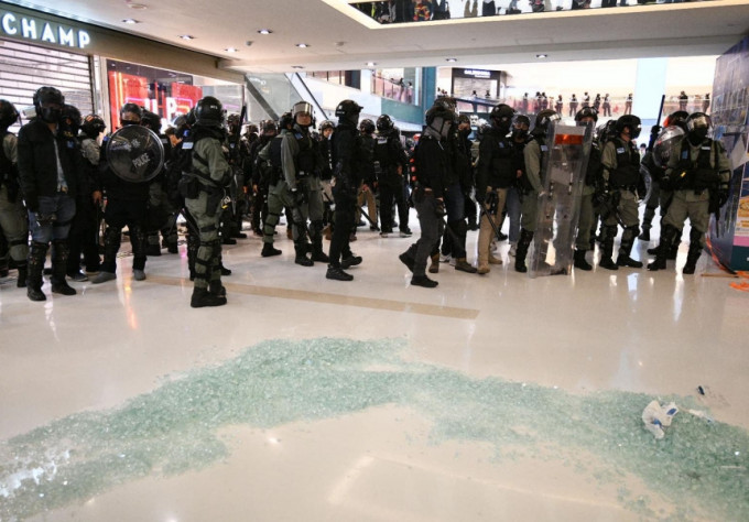 去年12月15日，一群黑衣示威者響應「和你shop」於新城市廣場集合，警方到場驅散。資料圖片