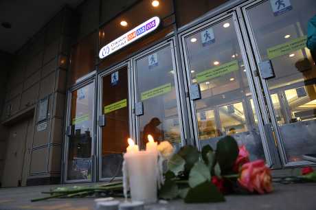 民众点燃蜡烛悼念地铁爆炸事件遇难者。