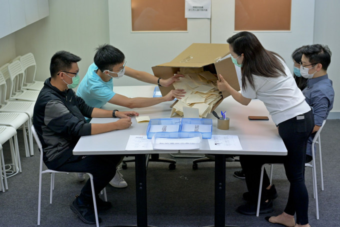 香港民意研究所发声明，初选票站主任联络方法的清单可能已被警方取走。资料图片