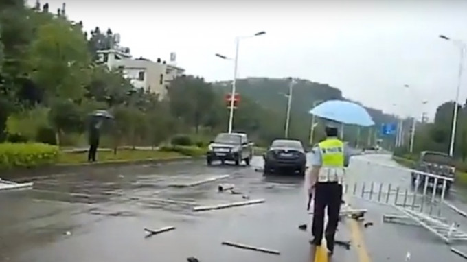 江西赣州一对母女驾车时拍乌蝇，结果导致车子失事。网上影片截图