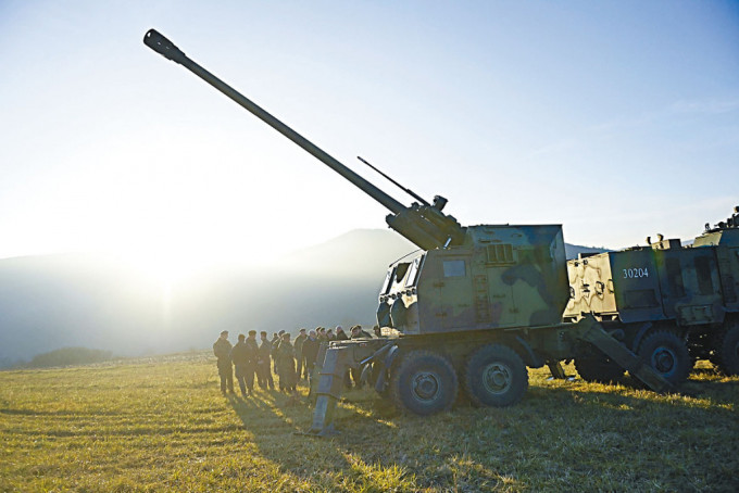塞爾維亞的自走榴彈炮在科索沃邊境附近部署。