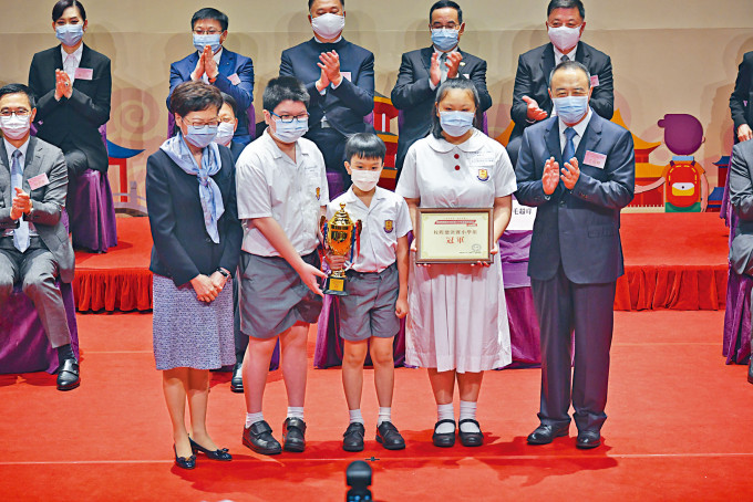 ■毛超峰（右左一）与特首林郑月娥，颁奖予小学组冠军、吴氏宗亲总会泰伯纪念学校的队员。