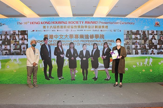 學院六位健康護理高級文憑課程學生獲頒「香港房屋協會獎助學金」，全日制課程總監鄭嘉懿（右）代表領獎。