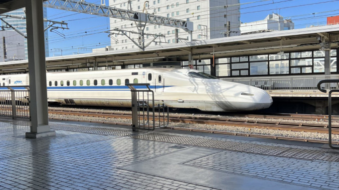 日本有僧人为找手机跳下路轨，导致新干线列车一度受阻。