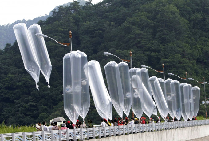 脫北者曾多次利用氣球向北韓散發傳單。 AP資料圖片