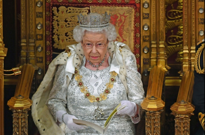 英女皇不再用真皮草造新衣。AP