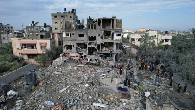 沙走廊中部的迈加齐（Maghazi）难民营在平安夜遭受空袭，多座建筑物严重受损。 路透社