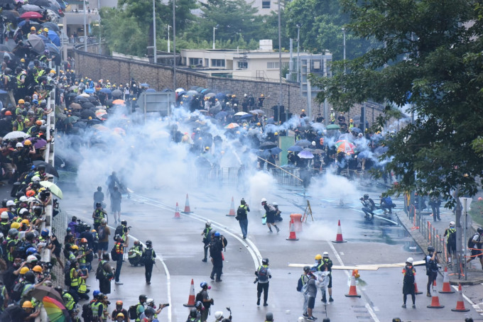 文章反问，怂恿著大家上街的人，是否就能解决香港就业、工资、房价等等一系列问题。资料图片