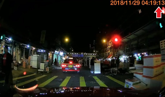 司機疑衝紅燈外，片段亦經剪輯，少了30多秒。影片截圖
