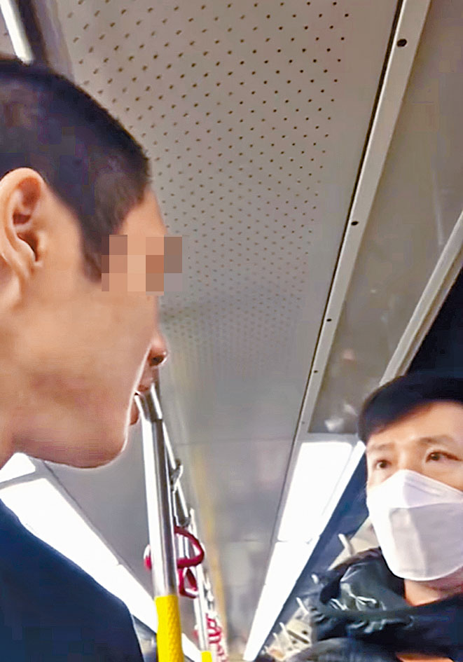 網傳無戴口罩男子在港鐵車廂與上前規勸「便衣警」口角短片。