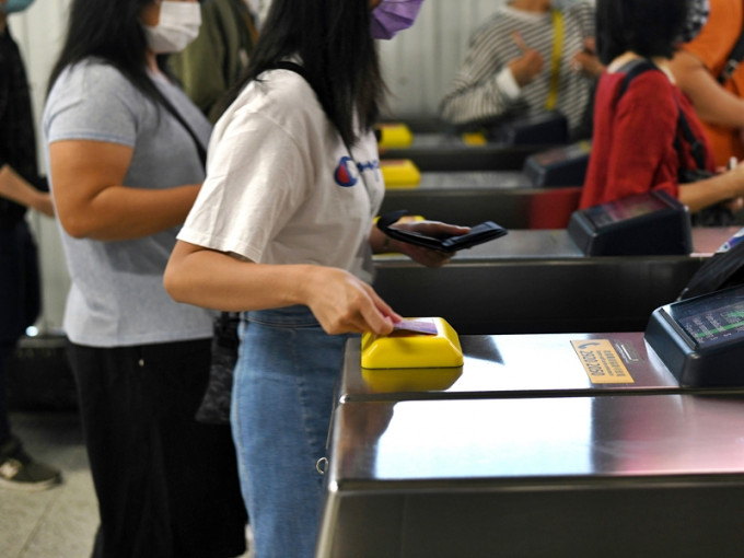 今年港铁开始全面电子化，中、小学生可透过MTR Mobile办理延续其个人八达通的学生身份。资料图片