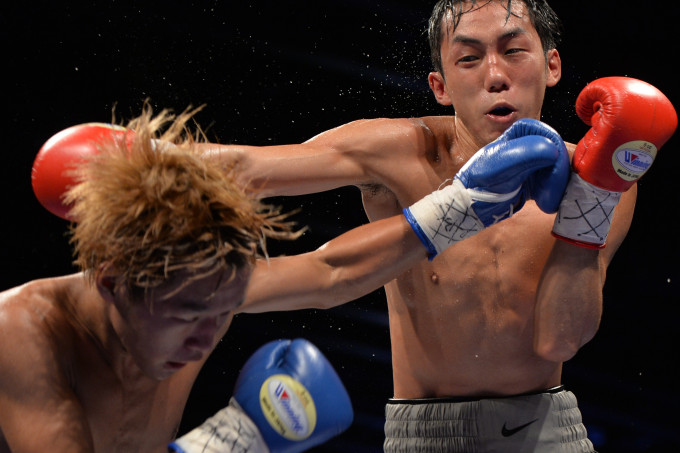 曹星如（右）去年10月击败日本拳手前川龙斗。资料图片