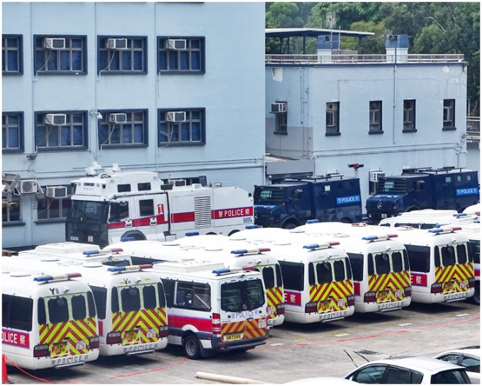 多辆警车、一辆水炮车和两辆「锐武」装甲车在深水埗警署内戒备。