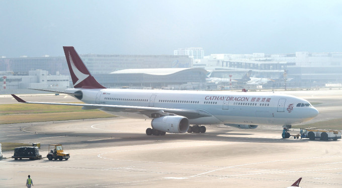 港龙航空客机起飞前漏油。资料图片