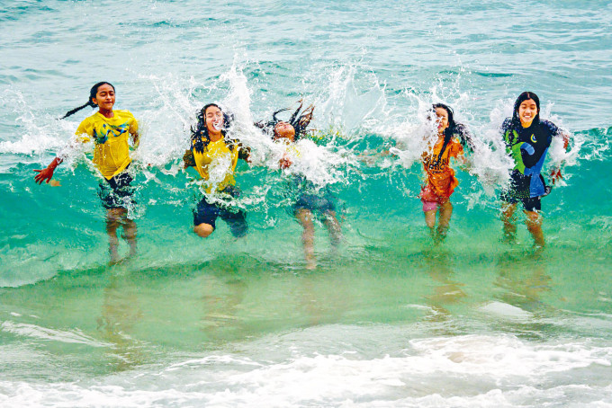 ■今年一月，苏梅岛一群孩子在海浪中玩耍。