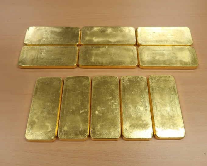 11塊共重約11公斤的懷疑走私黃金。政府新聞處