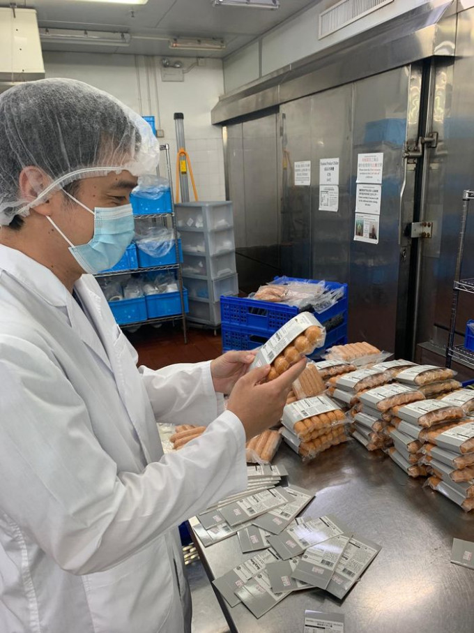 香港專業教育學院（IVE）食品科技及安全高級文憑課程畢業生吳肇轁（Denis），現時於一間本地大型食品加工廠任職品控部經理。