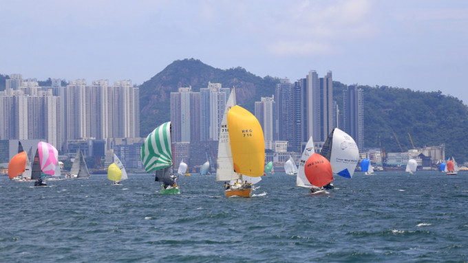 香港游艇会以安全为由，新一季帆船赛序幕战的「宝马秋季帆船赛」，把两日三场赛事缩短为一日两场赛事。