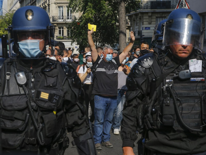 「黄背心」示威重现巴黎街头。AP