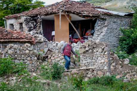 地震共造成4人受伤，并有逾百栋住宅受损。