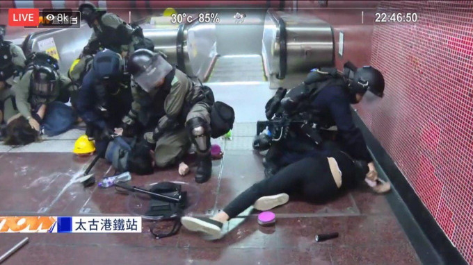 警方在太古站電梯揮棍追捕示威者。Now新聞截圖