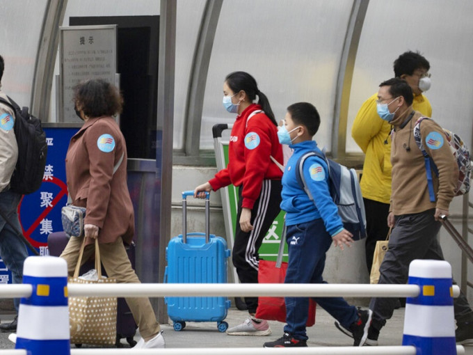 不少留学生回中国避疫。 AP
