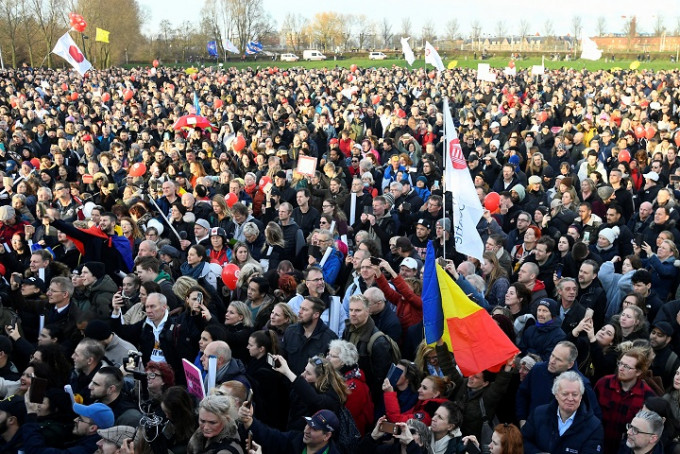 荷蘭數千人參與反防疫示威。REUTERS圖片
