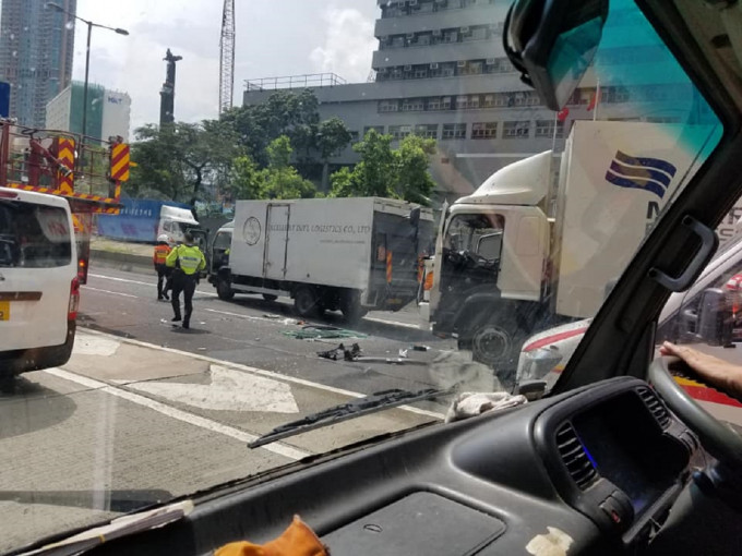 荔枝角道2輛貨車追撞。網民圖片Leonard Cheung‎
