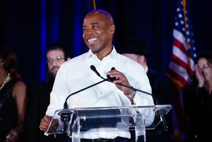 美国民主党的亚当斯在纽约市长选举中胜出。AP图片