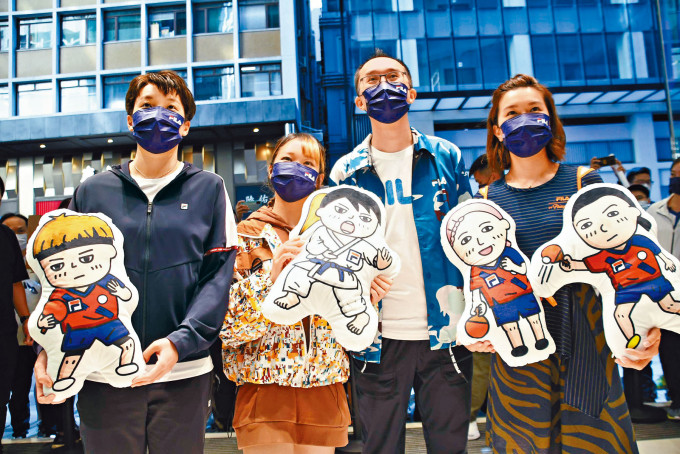 杜凯琹（左）、刘慕裳（左二）及李皓晴（右）昨在中环宣传新推出的奥运纪念版特别Tee。
　