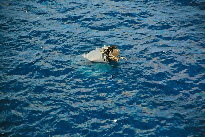 海面發現疑似美軍「魚鷹」運輸機殘骸。