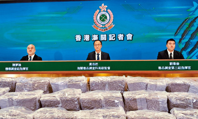 左起：海关陈梦廸、黄浩然及刘伟伦，讲述毒品案情。