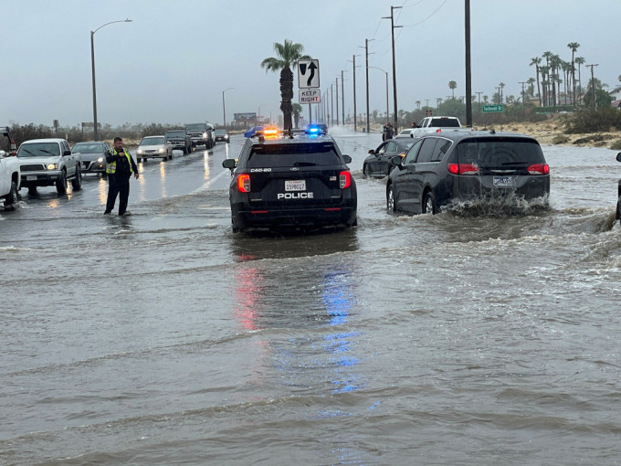 加州棕榈泉街道水浸。路透社