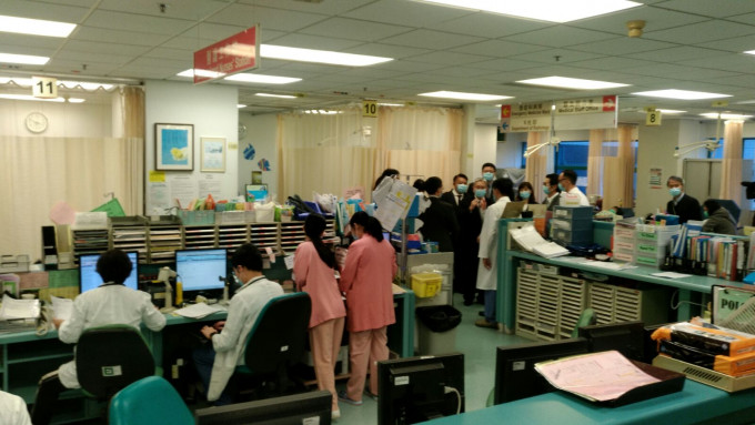 梁智仁今午到廣華醫院急症室，及將軍澳醫院內科病房及急症室視察