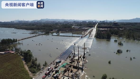 大橋被洪水淹沒。央視圖片
