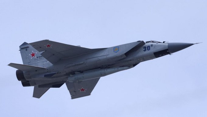 俄罗斯一架米格-31战机，空中起火，坠毁湖边，两名飞行员成功弹跳逃生。路透资料图