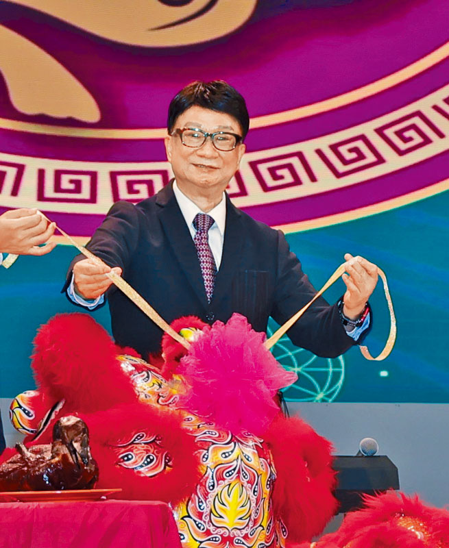 徐小明出任亞視行政總裁。