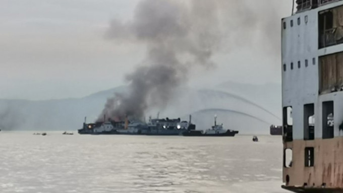 菲律宾一艘渡轮发生大火，大部分航员及乘客获救。AP图片