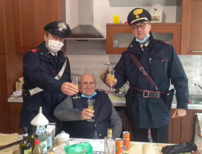 独居老人求「一起举杯庆圣诞的人」，意大利警方送暖。（Twitter图片）