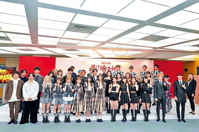 「第63届日本唱片大赏」举行记招，入围的众多歌手一起出席。