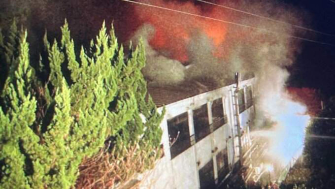 日本知名温泉旅馆失火，延烧10小时几乎全毁。
