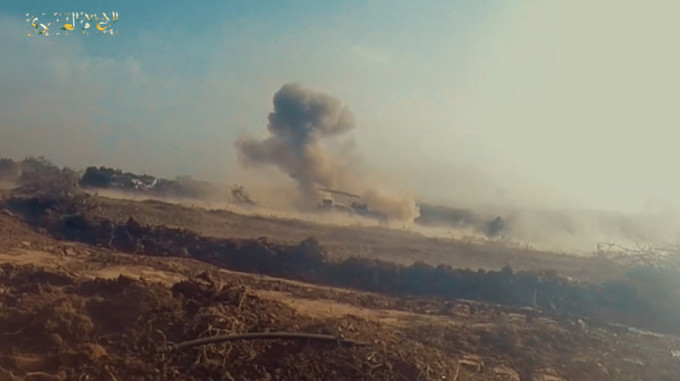 哈馬斯在加沙向以軍坦克及軍車發射反裝甲炮彈。路透社