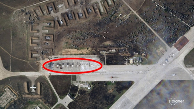 衞星照片顥示俄軍克里米亞的空軍基地爆炸後，至少8架戰機被炸毀(紅圈)。AP圖片