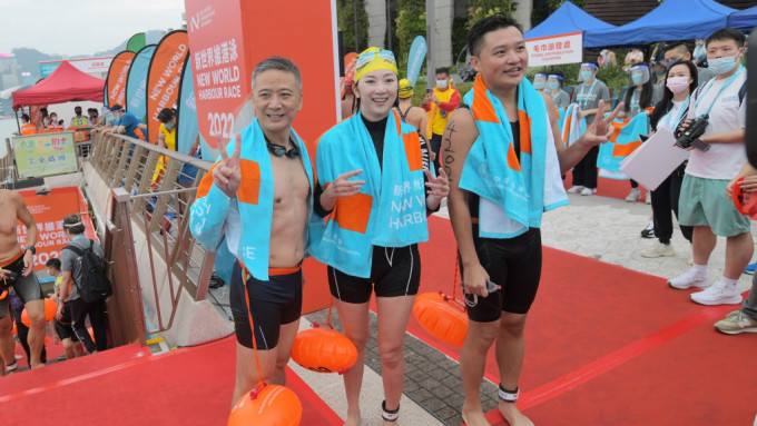 郑泳舜、容海恩及姚柏良一同参与维港泳。
