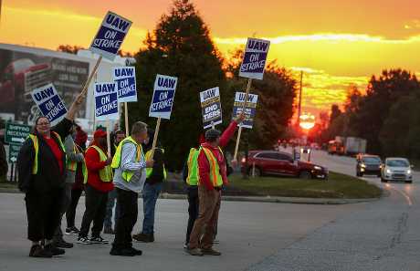 UAW工会成员在福特肯塔基卡车工厂外执行罢工纠察任务。美联社