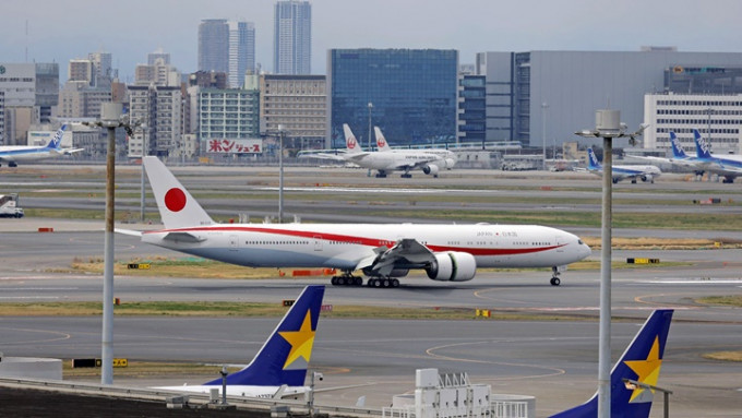 载有20名乌克兰难民的日本政府专机抵达东京。AP图片