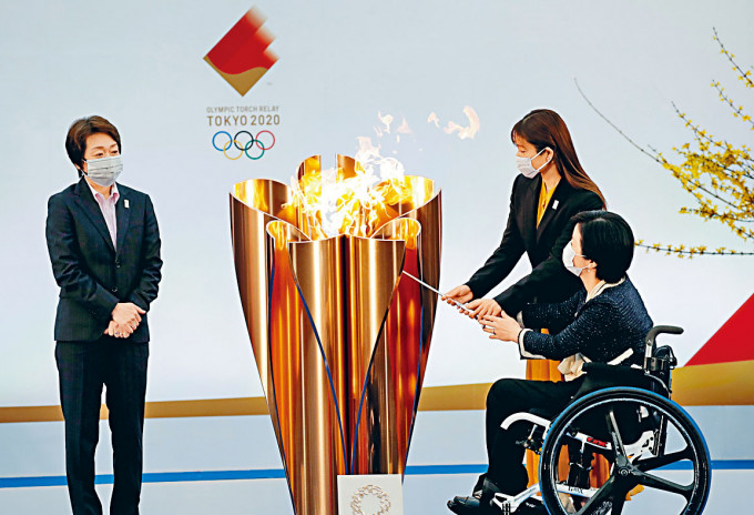 東奧組委會主席橋本聖子（左）見證石原聰美和田口亞希燃點聖火。