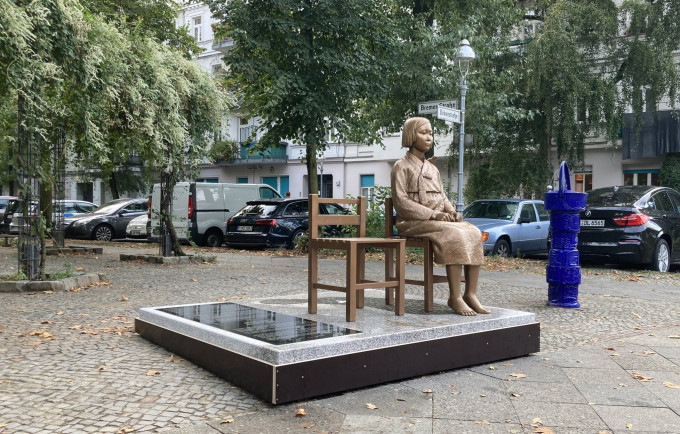 韓裔市叱團體在柏林設立慰安婦少女像。 Korea Verband Twitter 圖片
